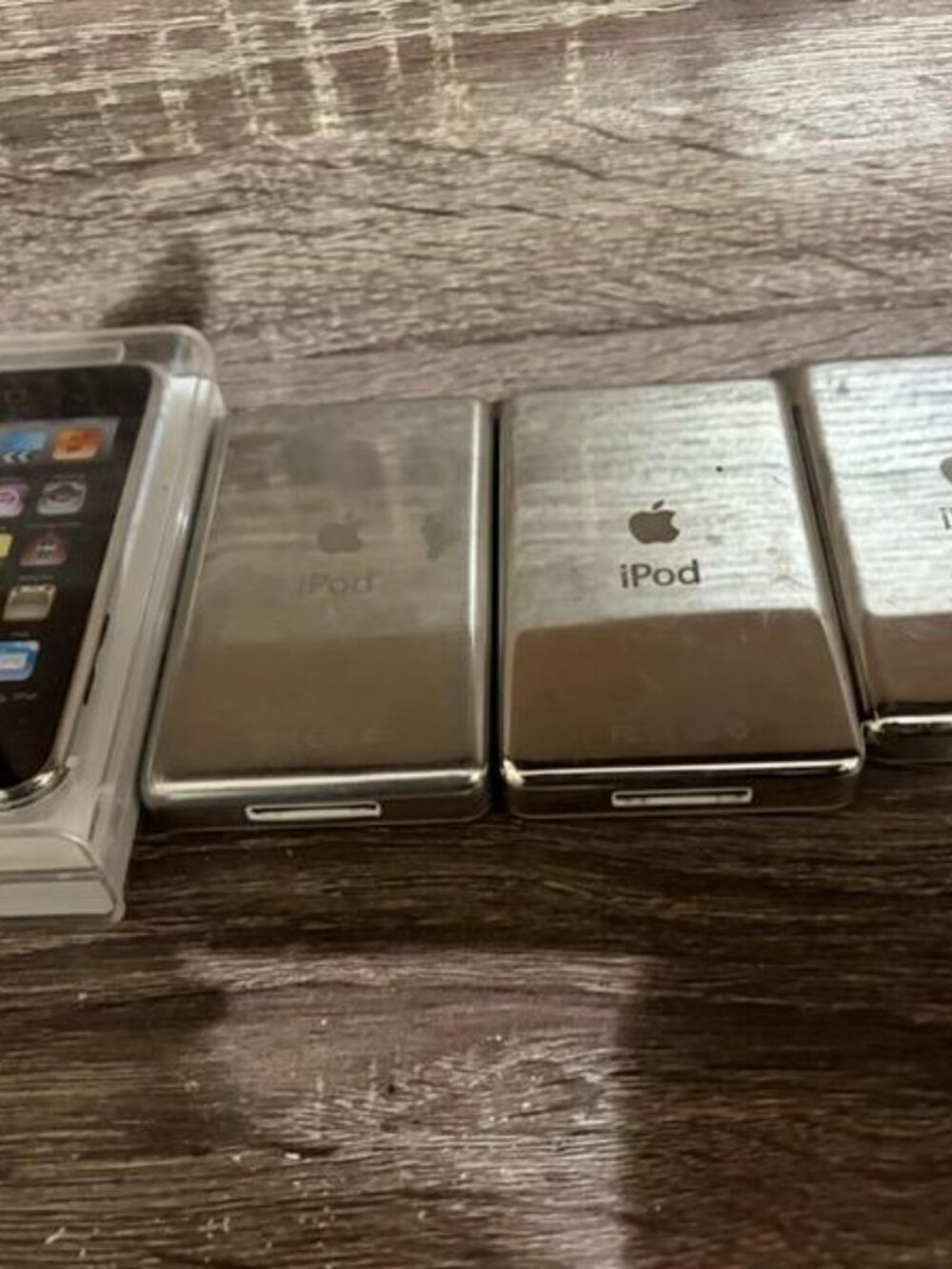 4 ipods - Picture 3 of 3